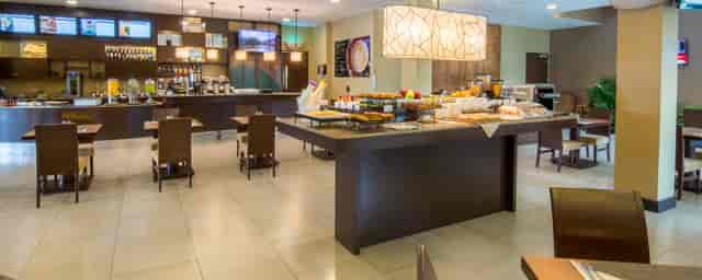 Modern breakfast area in Hilton San Jose, perfect for networking events and casual meetings.