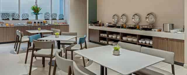 Modern meeting space in Hilton San Jose, ideal for networking and casual dining events.