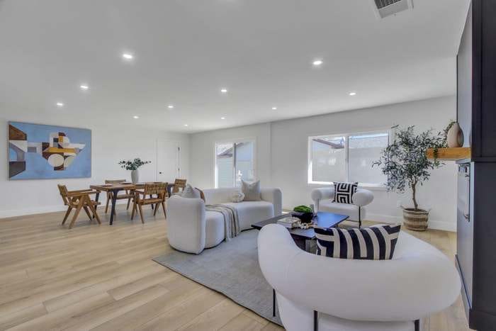 Modern living room event space with minimalist design, ideal for gatherings and meetings.