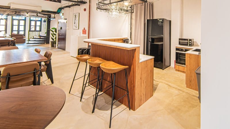 Modern meeting space at TERRA LOFT, featuring a stylish kitchenette for networking events.