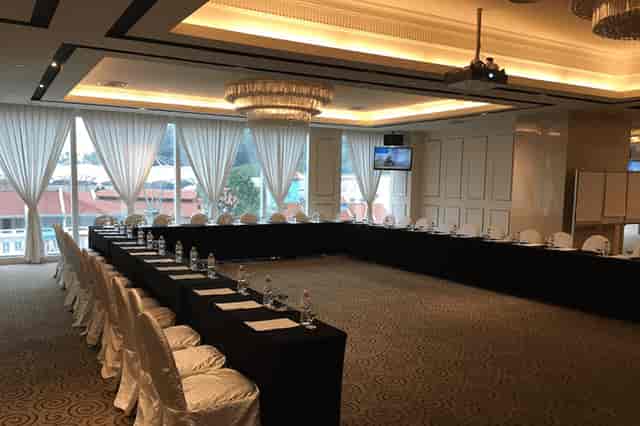 Meeting room at Royal Palm Clarke Quay, elegant decor, corporate events venue.