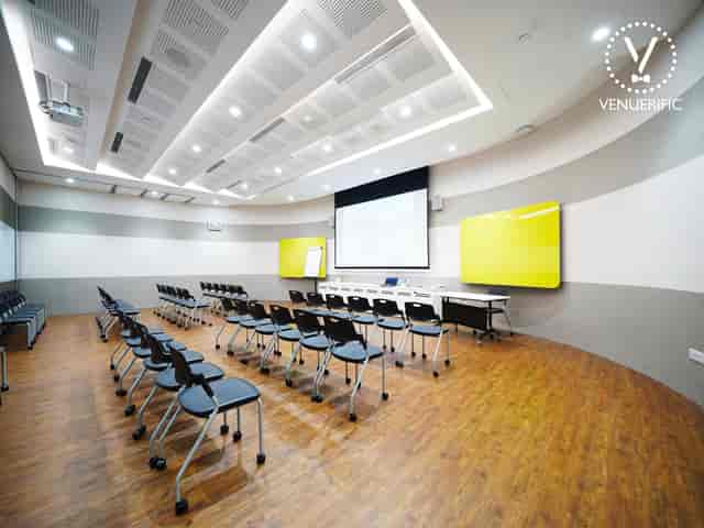 Modern training room with movable chairs, ideal for workshops and team meetings.