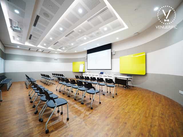 Modern training room with movable chairs, ideal for workshops and team meetings.