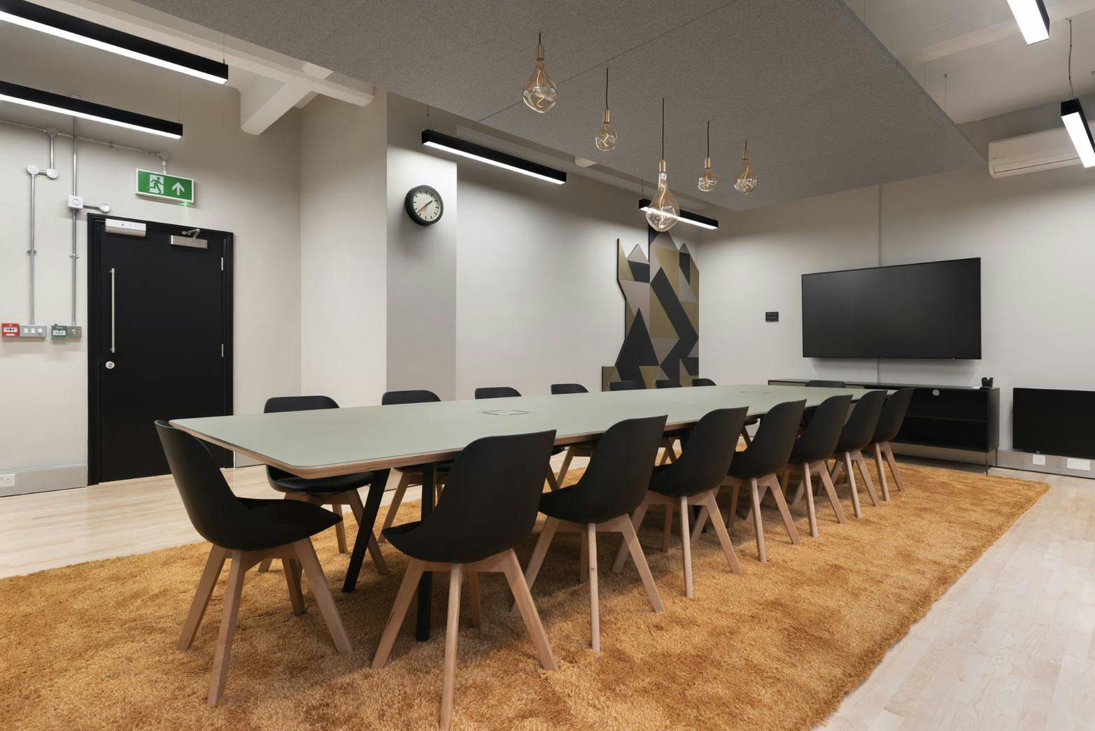 Modern meeting room with rectangular table, ideal for collaboration and presentations.