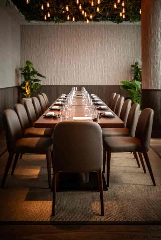 Private dining room in Los Mochis, elegant table set for corporate meetings or intimate events.
