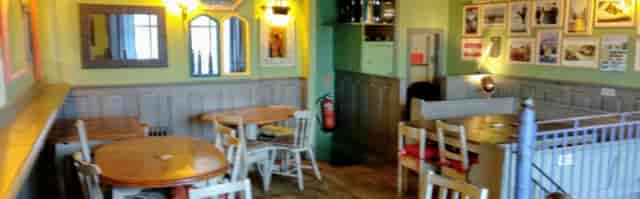 Cozy Stamps Bar with rustic decor, ideal for meetings and gatherings.