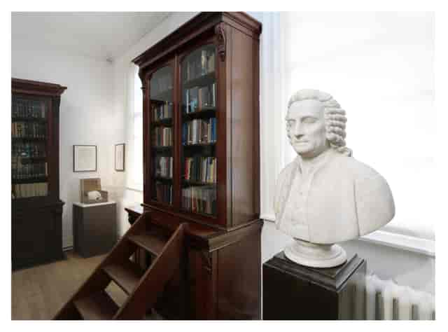 David Wynter Room: elegant meeting space with wooden bookcase, ideal for lectures and workshops.