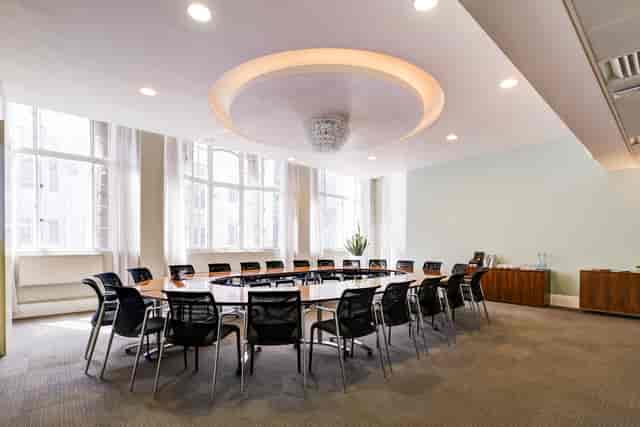 Modern conference room in Brussels with circular table, ideal for meetings and events.