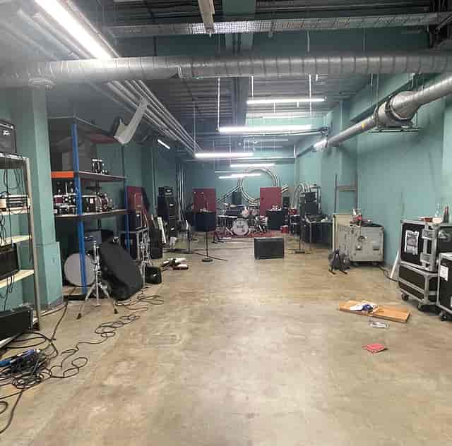 Versatile rehearsal space in London North Studios for music events and workshops.
