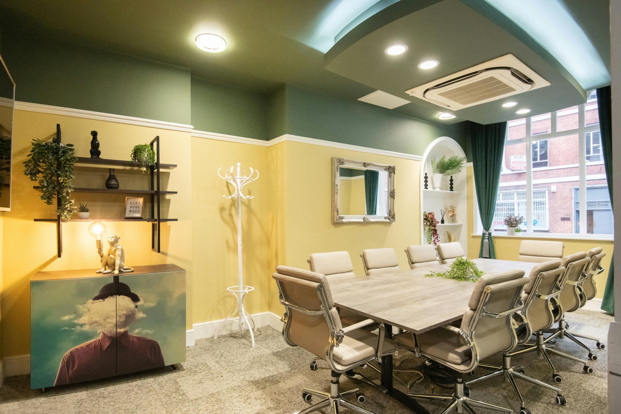 Modern meeting room in Wizu Workspace, featuring a large table and ergonomic chairs.