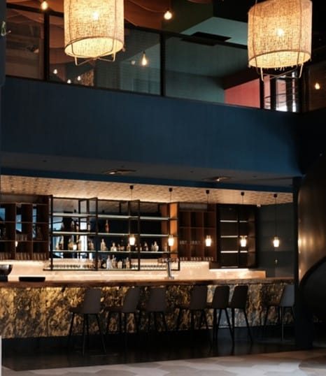 Stylish bar at Lota da Esquina, ideal for networking events and cocktail receptions.