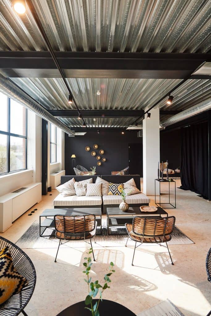 Modern meeting space in Quartier Papier, featuring natural light and stylish decor.
