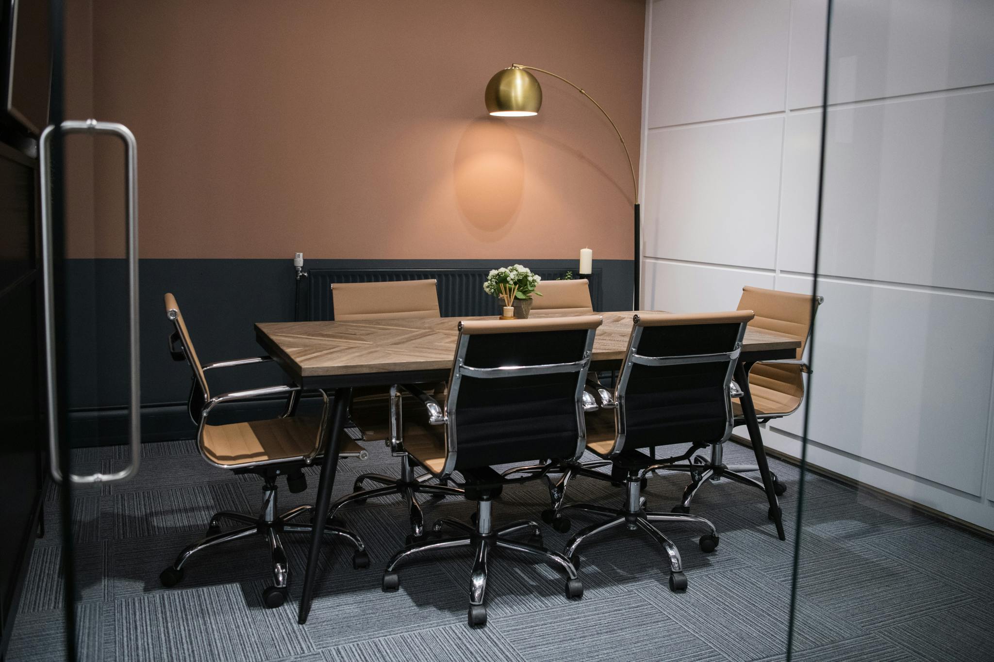 Modern conference room with wooden table in Wizu Workspace for productive meetings.