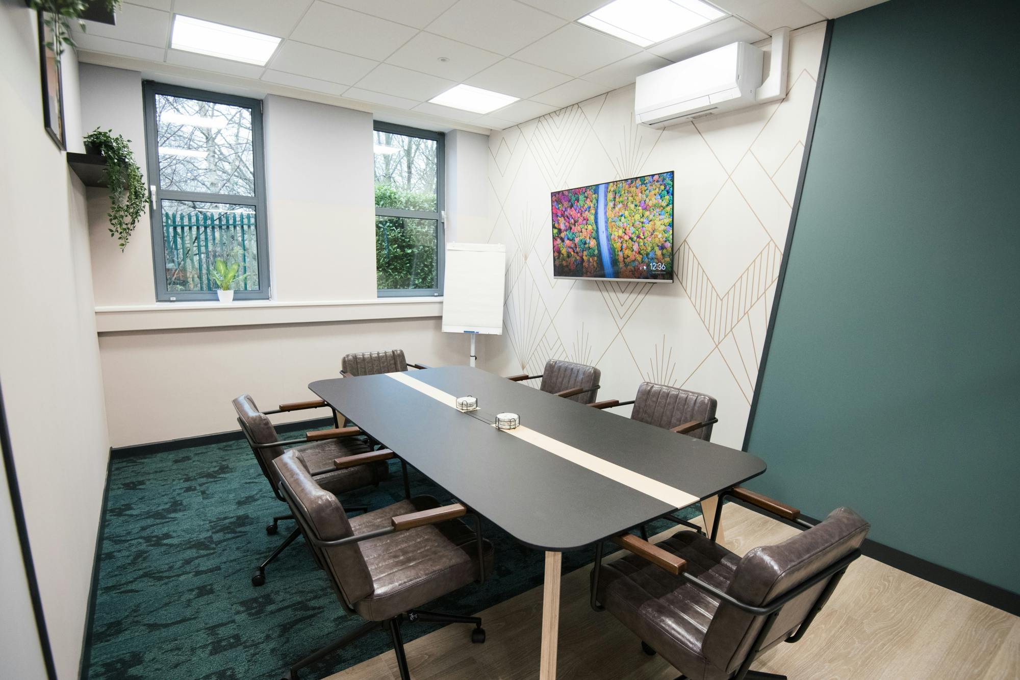 Modern meeting room in Wizu Workspace with sleek table, ideal for collaboration and brainstorming.