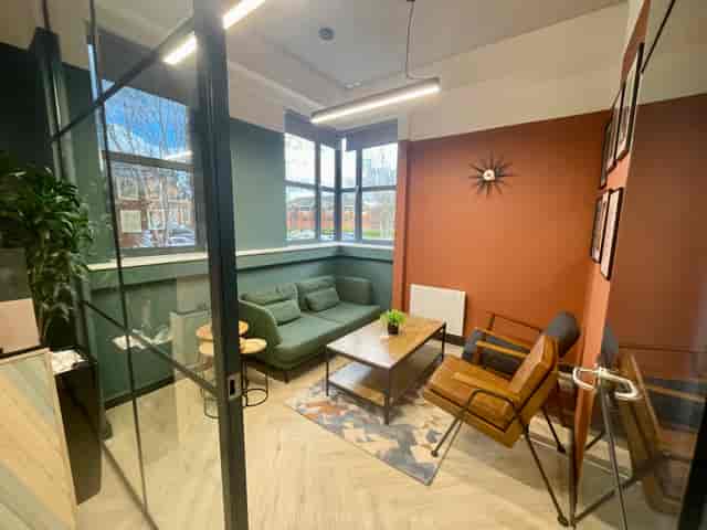 Stylish meeting space with natural light for informal gatherings in Wizu Workspace.