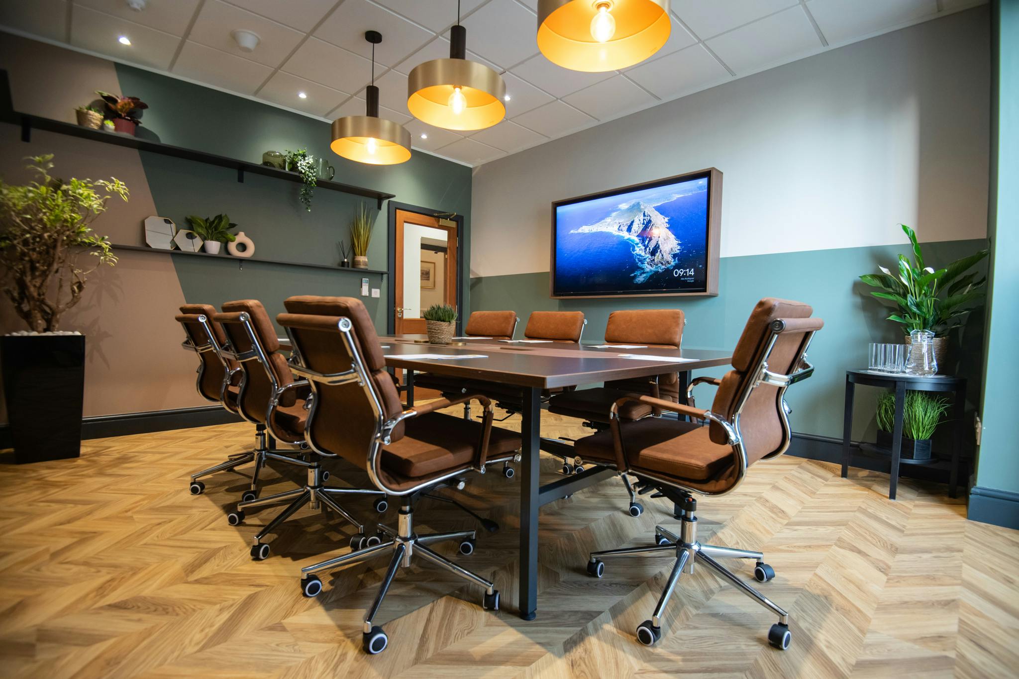 Modern meeting room in Wizu Workspace with sleek table, ideal for collaborative events.