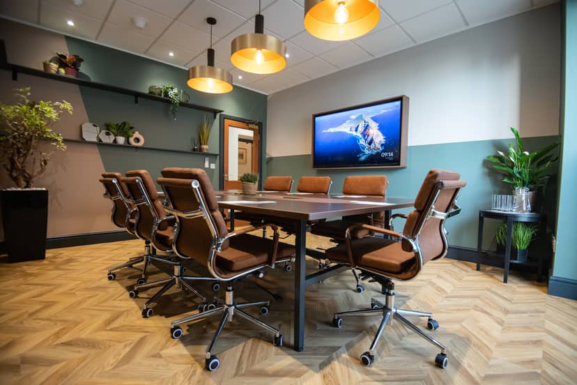 Modern meeting room in Wizu Workspace with sleek table, ideal for collaborative events.