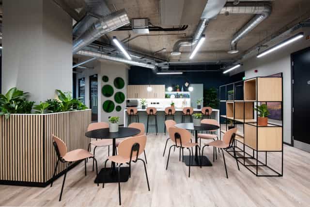 Modern meeting space in Wizu Workspace, ideal for collaboration and networking events.