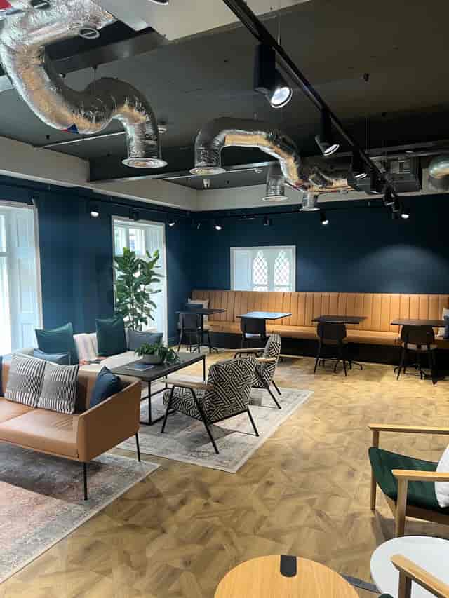Modern event space with natural light, ideal for workshops and networking in Portland House.