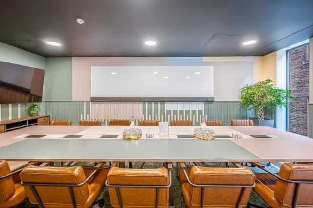 Modern meeting room in Wizu Workspace with large table, ideal for collaboration and brainstorming.