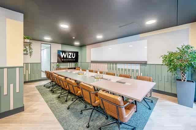Modern meeting room in Wizu Workspace with leather chairs, ideal for workshops and presentations.