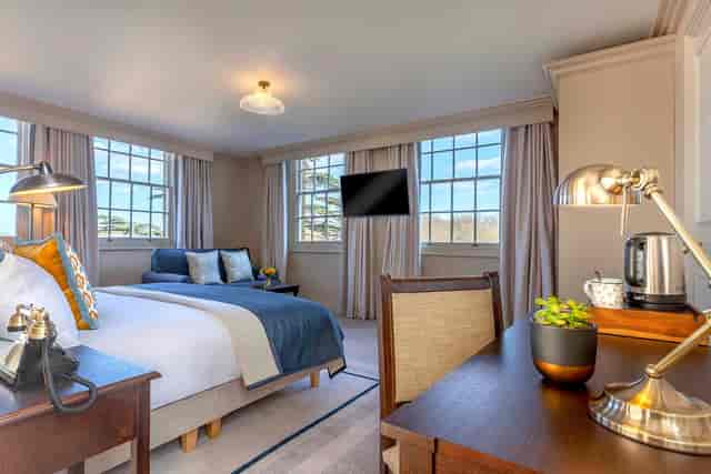 Richmond Hill Hotel meeting room with natural light, ideal for retreats and small gatherings.