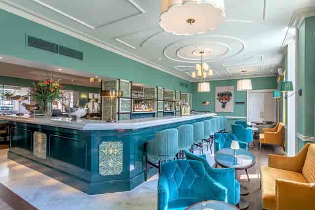 Stylish bar area in Richmond Hill Hotel, ideal for networking and casual meetings.