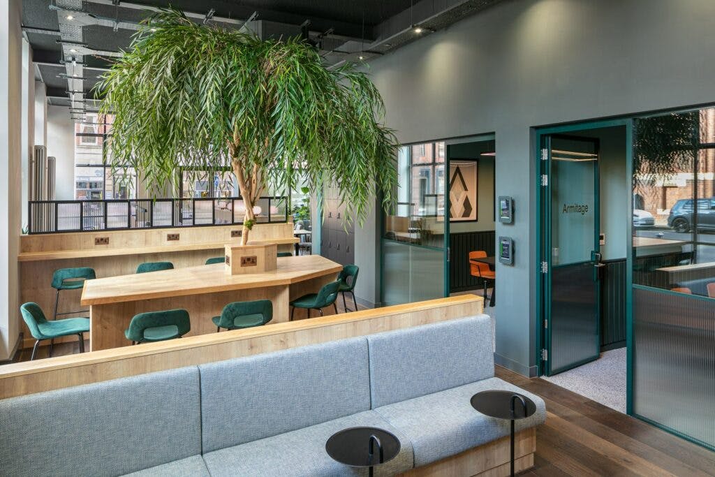 Modern coworking space with communal table, ideal for workshops and meetings.