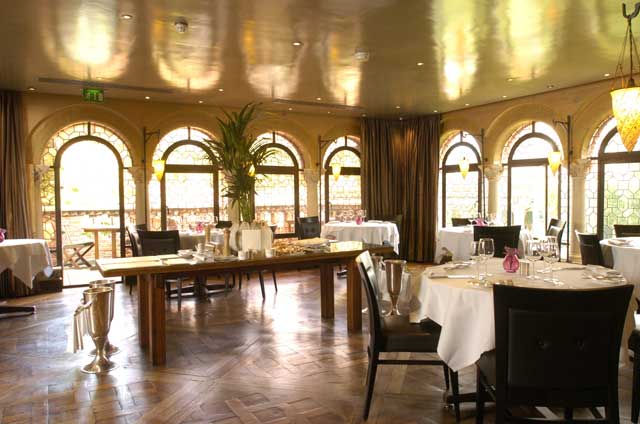 Elegant cafe in Holland Park, ideal for upscale events and intimate meetings. - Banner