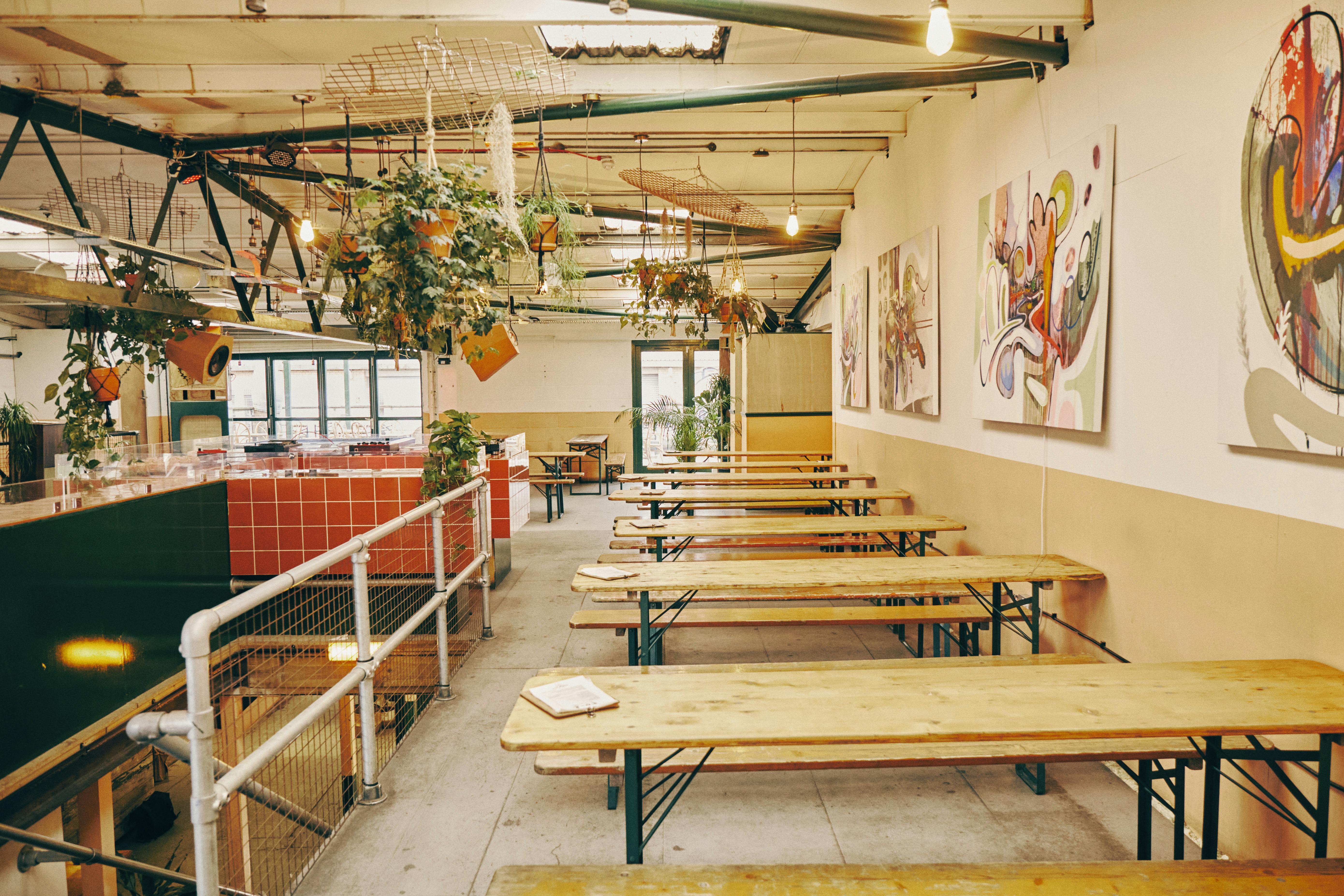 Hackney Wick Hangout: modern event space with greenery for casual meetings and workshops.