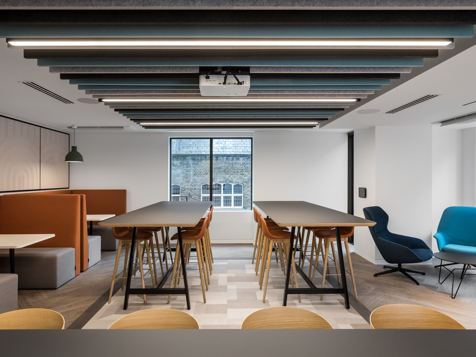 Modern meeting space with flexible seating for workshops and presentations. - Banner