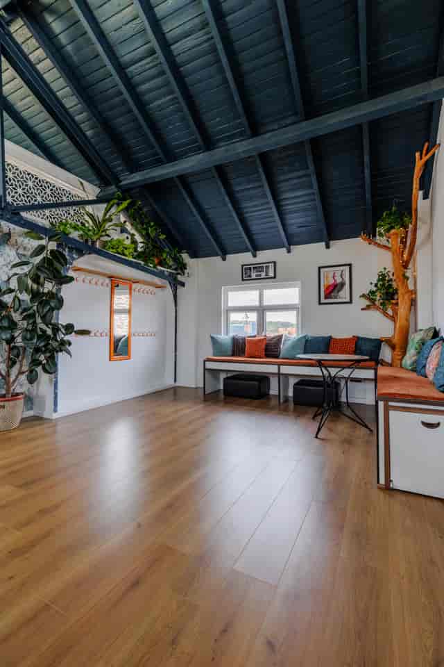 Bright studio event space with cozy seating, ideal for meetings and workshops.