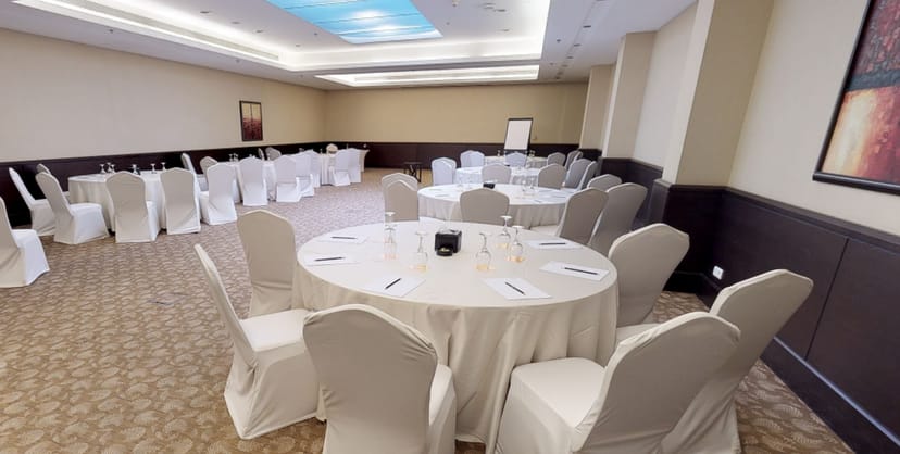 Meeting space with round tables in Courtyard Riyadh for workshops and conferences.