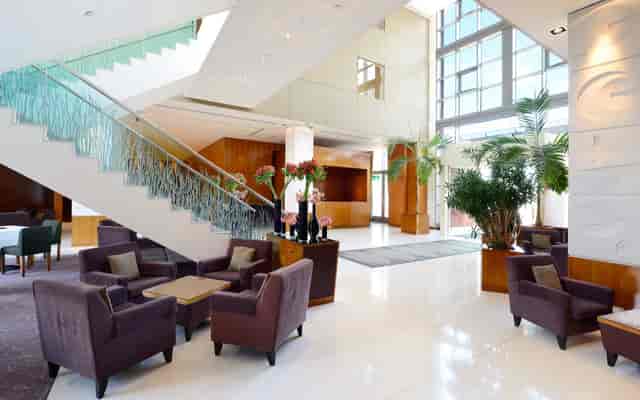 Quadrato Restaurant lobby with elegant decor, ideal for meetings and events in Canary Riverside.