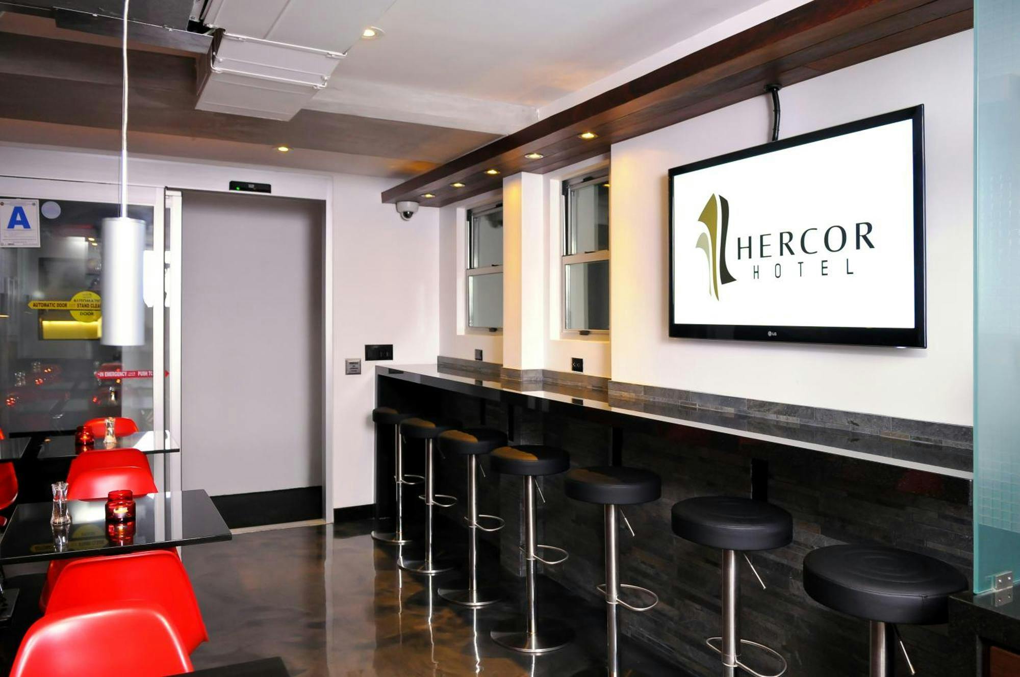 Modern meeting space at Hercor Hotel with stylish bar, perfect for networking events.