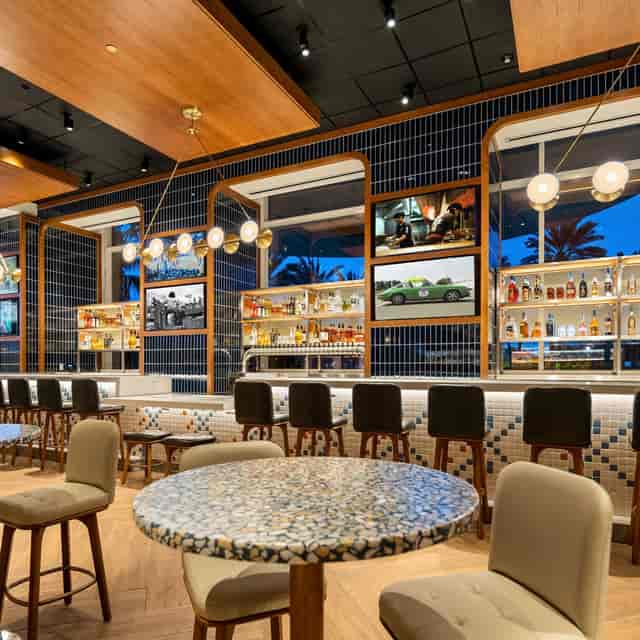 Stylish bar at Hudson & Nash, perfect for networking events and cocktail receptions.