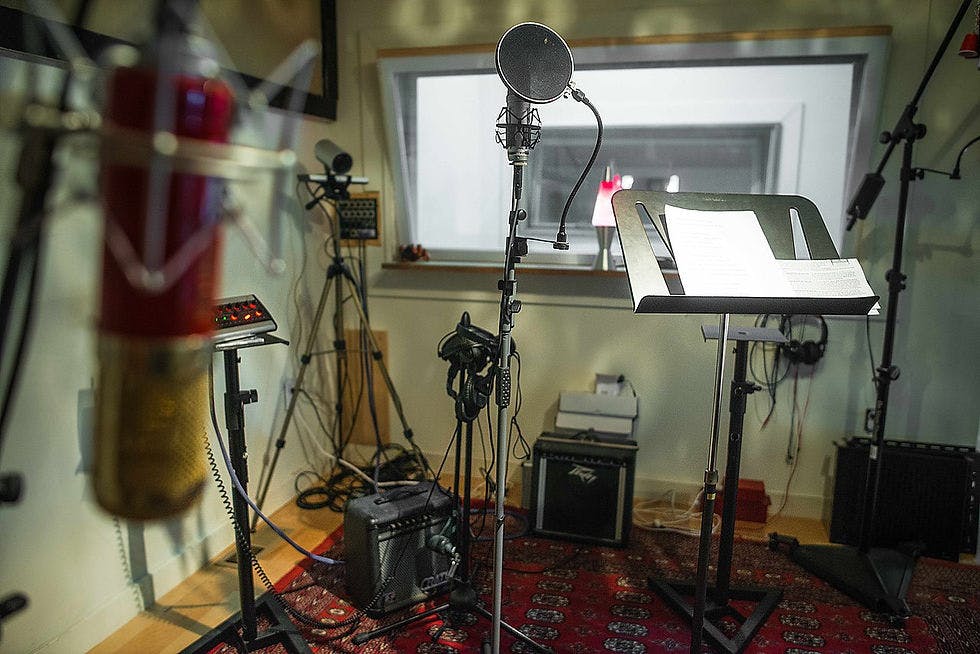 Recording studio with microphone, ideal for audio events and workshops.