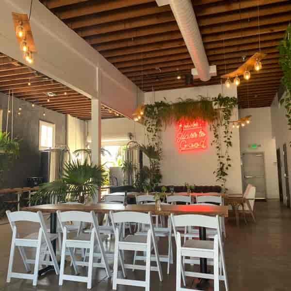 Stylish tasting room with wooden table, ideal for events and workshops at FruitCraft.