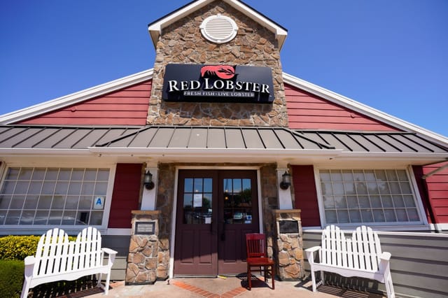 Red Lobster dining area, inviting space for casual corporate meetings and seafood events.
