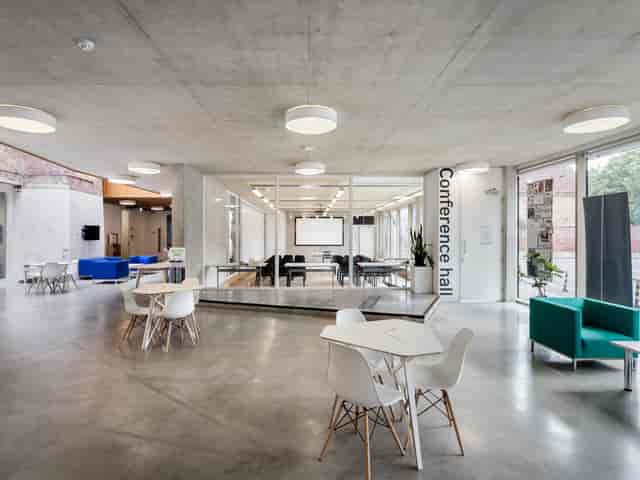 Modern conference room with natural light, ideal for workshops and corporate meetings.