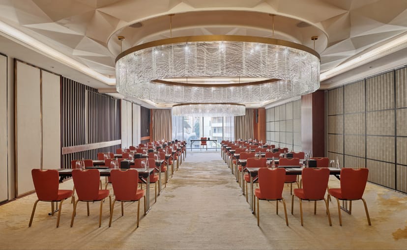 Al Faurouz 1 meeting room with elegant chandelier for corporate events in Riyadh.
