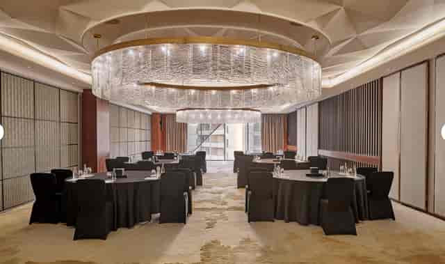 Al Faurouz 1 event space with elegant round tables for corporate meetings in Riyadh.