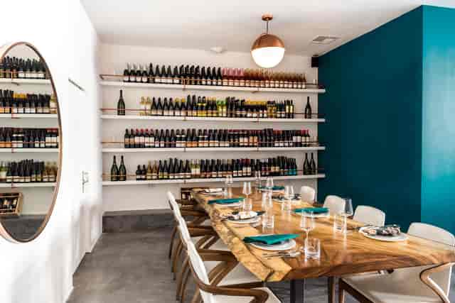Stylish meeting space with wooden table, ideal for wine tastings and corporate dinners.