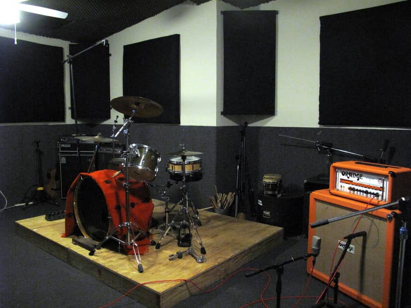 Drum rehearsal studio with soundproofing, ideal for music events and performances.