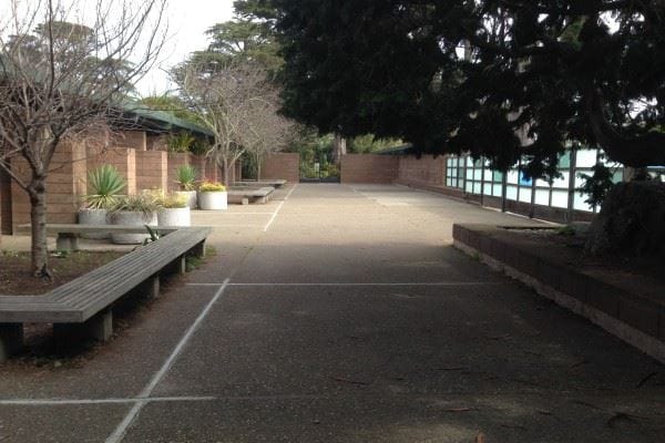 Versatile outdoor gallery with benches, perfect for casual meetings and team-building events.
