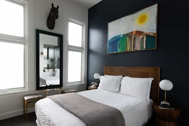 Modern hotel room with natural light, ideal for conferences and workshops.