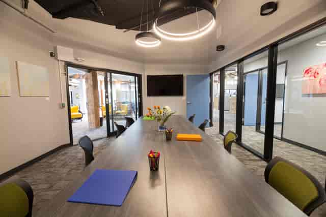 Modern meeting room at Satellite Workplaces Los Gatos, ideal for team collaboration and brainstorming.