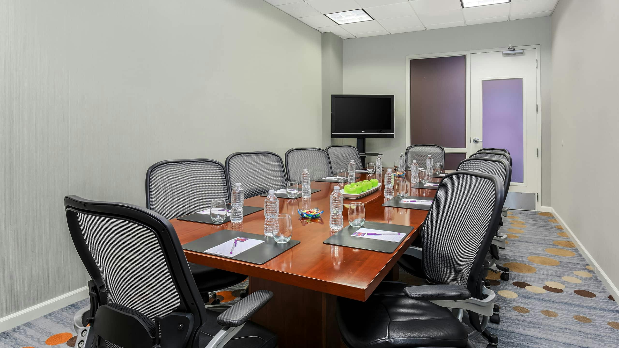 Modern meeting room with ergonomic chairs for professional gatherings and presentations.