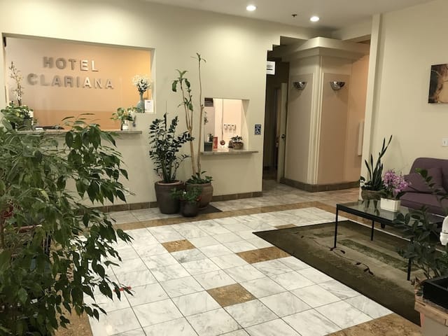 Welcoming Hotel Clariana lobby with modern design, perfect for small meetings and events.