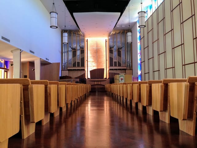 Spacious Fellowship Room with stained glass, perfect for events and meetings in Palo Alto.